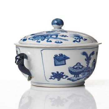 A blue and white tureen with cover, Qing dynasty, Kangxi (1662-1722).