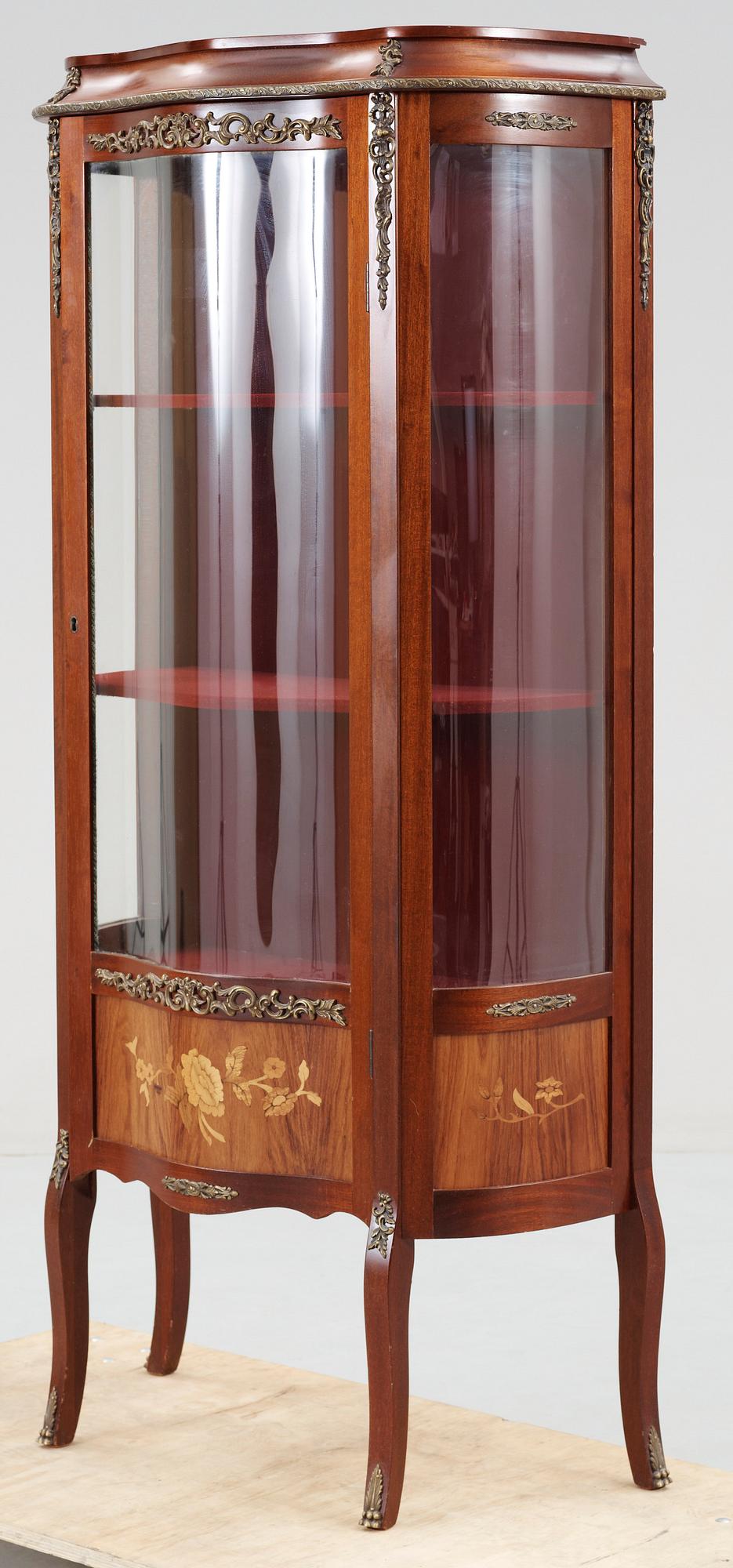 VITRINSKÅP, Louis XVI-stil, 1900-talets andra hälft.