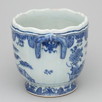 A large blue and white wine cooler, Qing dynasty, Qianlong (1736-95).