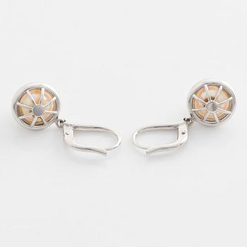 Earrings with cultured Akoya pearls and brilliant-cut diamonds.