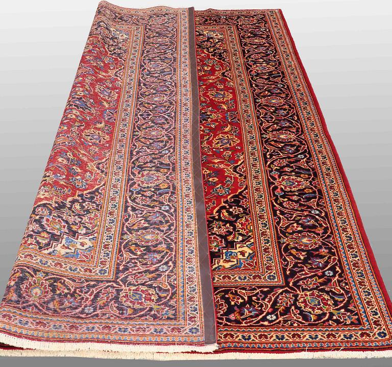 A CARPET, Kashan, ca 295 x 205 cm.