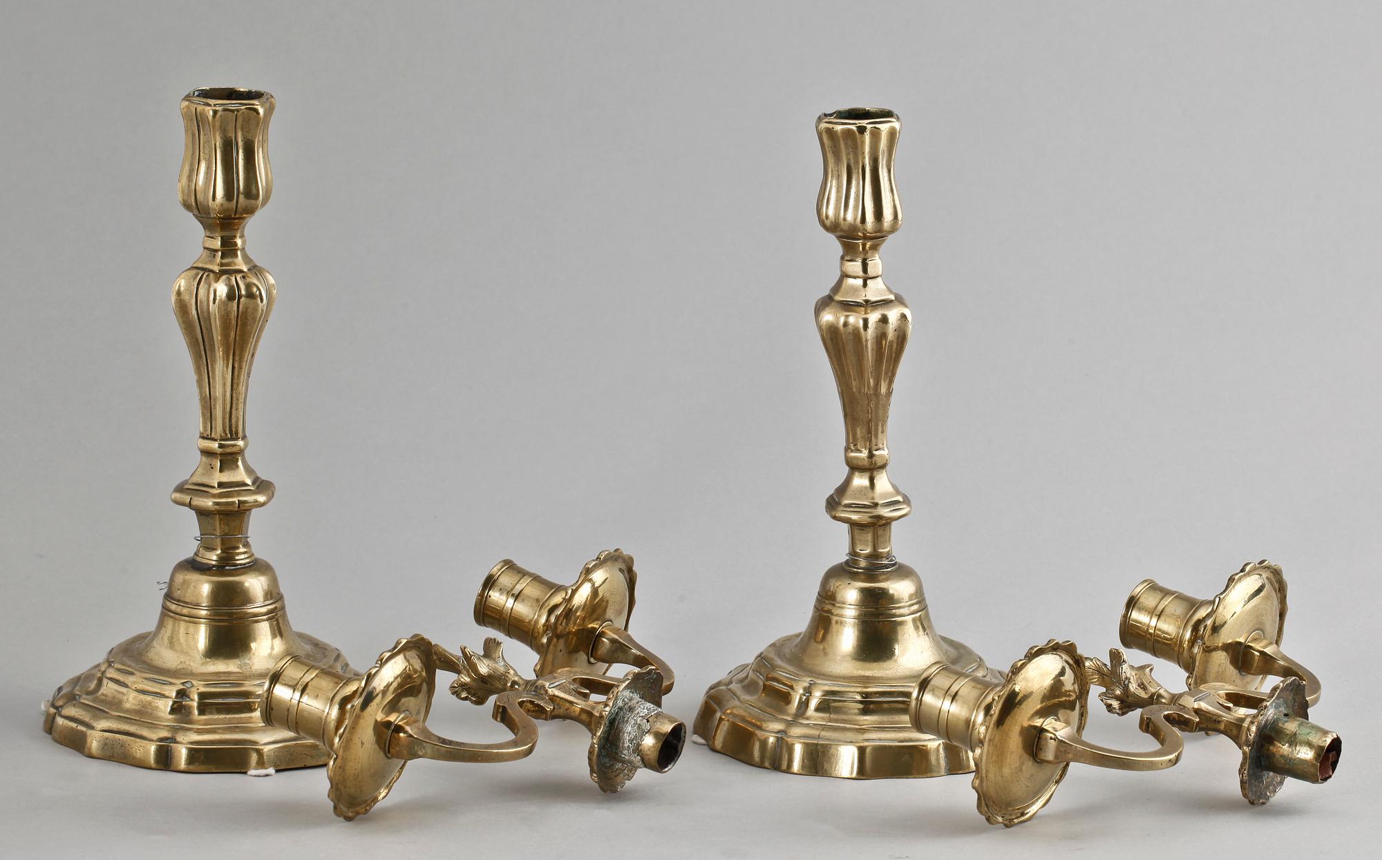 KANDELBRAR, mässing. Senbarock. Frankrike, 1700-tal.