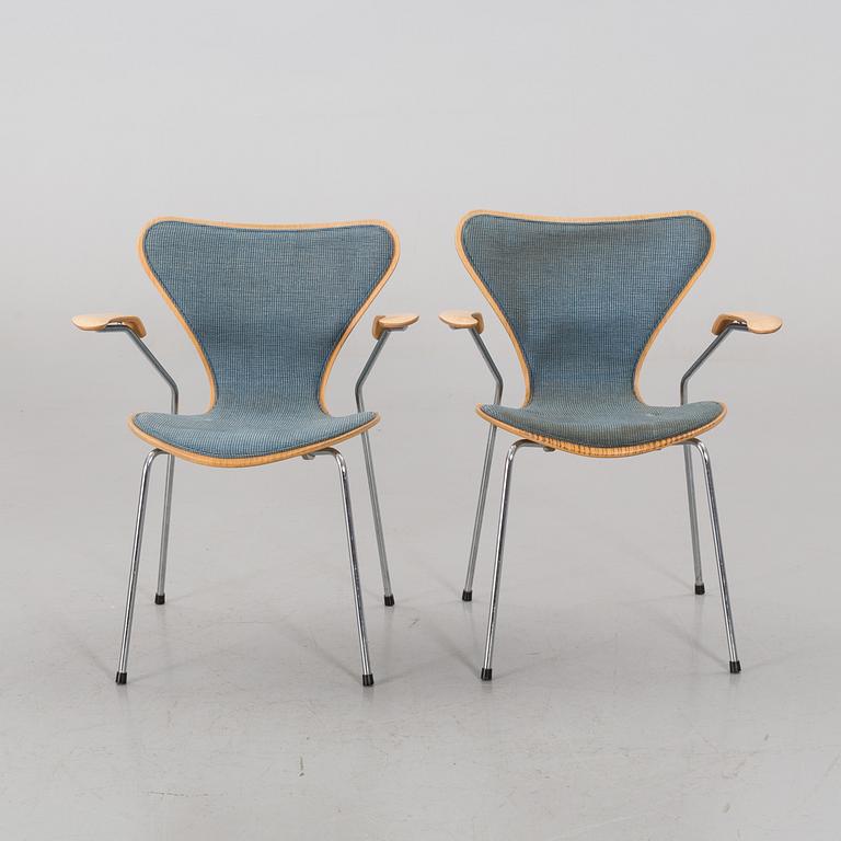 A PAIR OF "SEVEN (3207)" ARMCHAIRS DESIGNED BY ARNE JACOBSEN FOR FRITZ HANSEN.