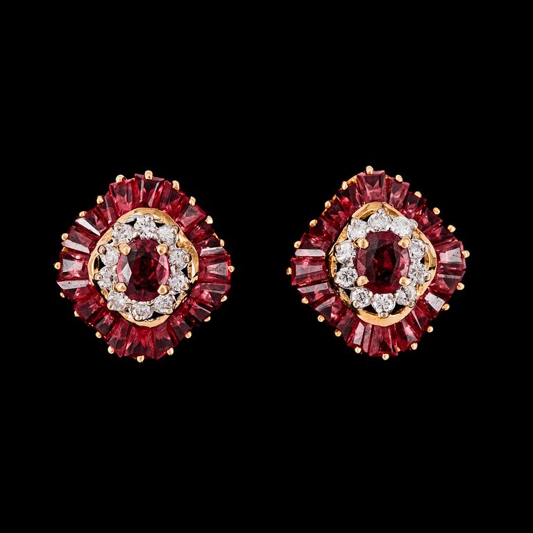 EARRINGS, baguette cut rubies and brilliant cut diamonds, tot. 0.22 cts.