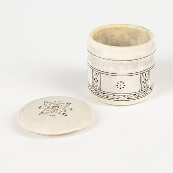 A small horn box with lid by Thomas Marainen, signed.