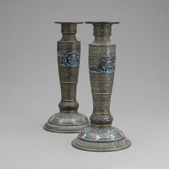 LJUSSTAKAR, ett par, cloisonne, Kina, 1900-tal.