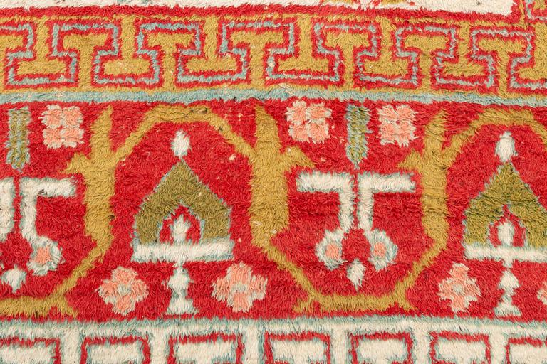 An antique Indian carpet, ca 434 x 335 cm.