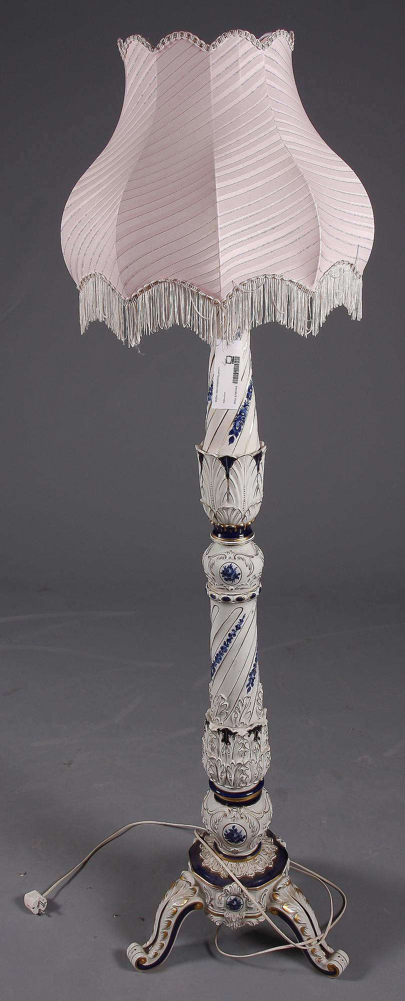 GOLVARMATUR, porslin. Nyrokokostil.