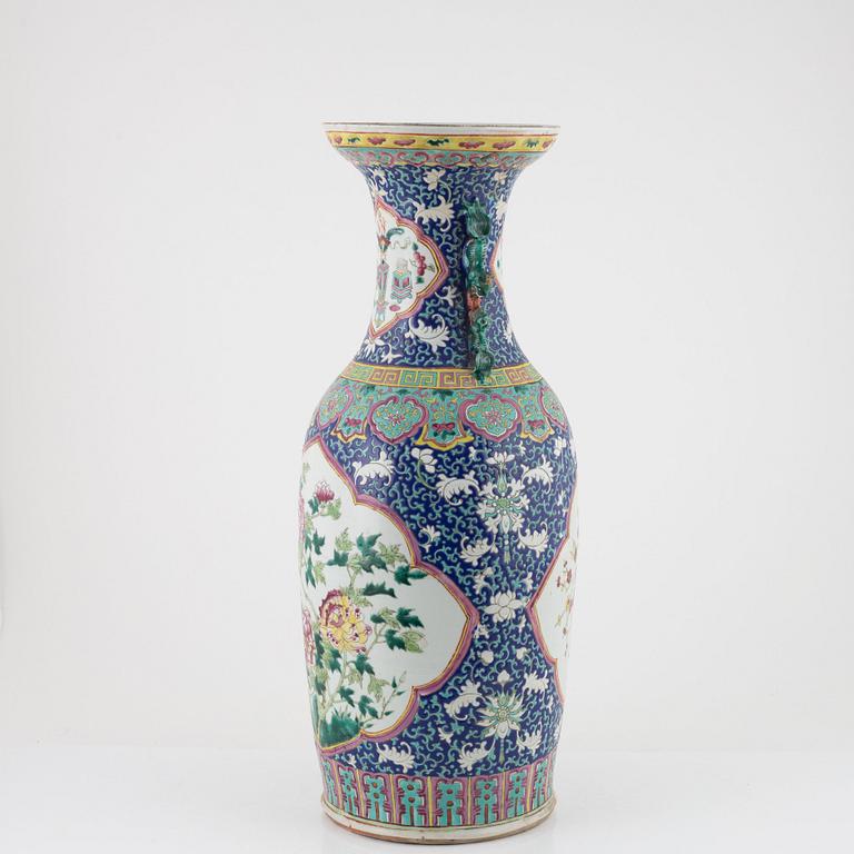 A porcelain floor vase, China, around 1900.