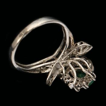 RING, 14 k guld med diamanter samt smaragd. Vikt ca 3,7 g.
