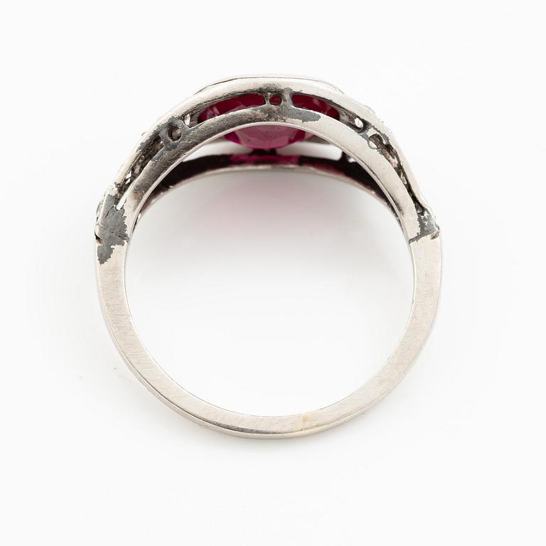 Ring platina med en fasettslipad rubin samt gammal- och åttkantslipade diamanter.