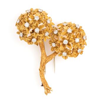 An 18K gold brooch set with round brilliant-cut diamonds.