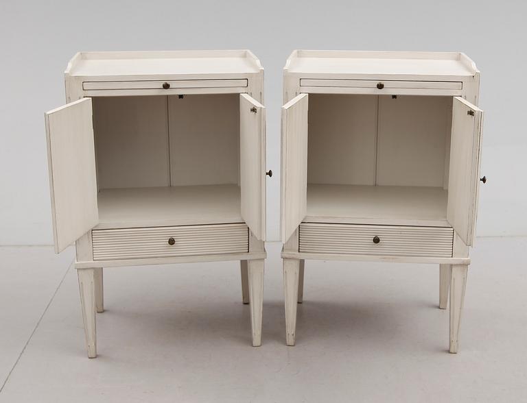 SÄNGBORD, 1 par, gustaviansk stil, 1900-talets andra hälft.