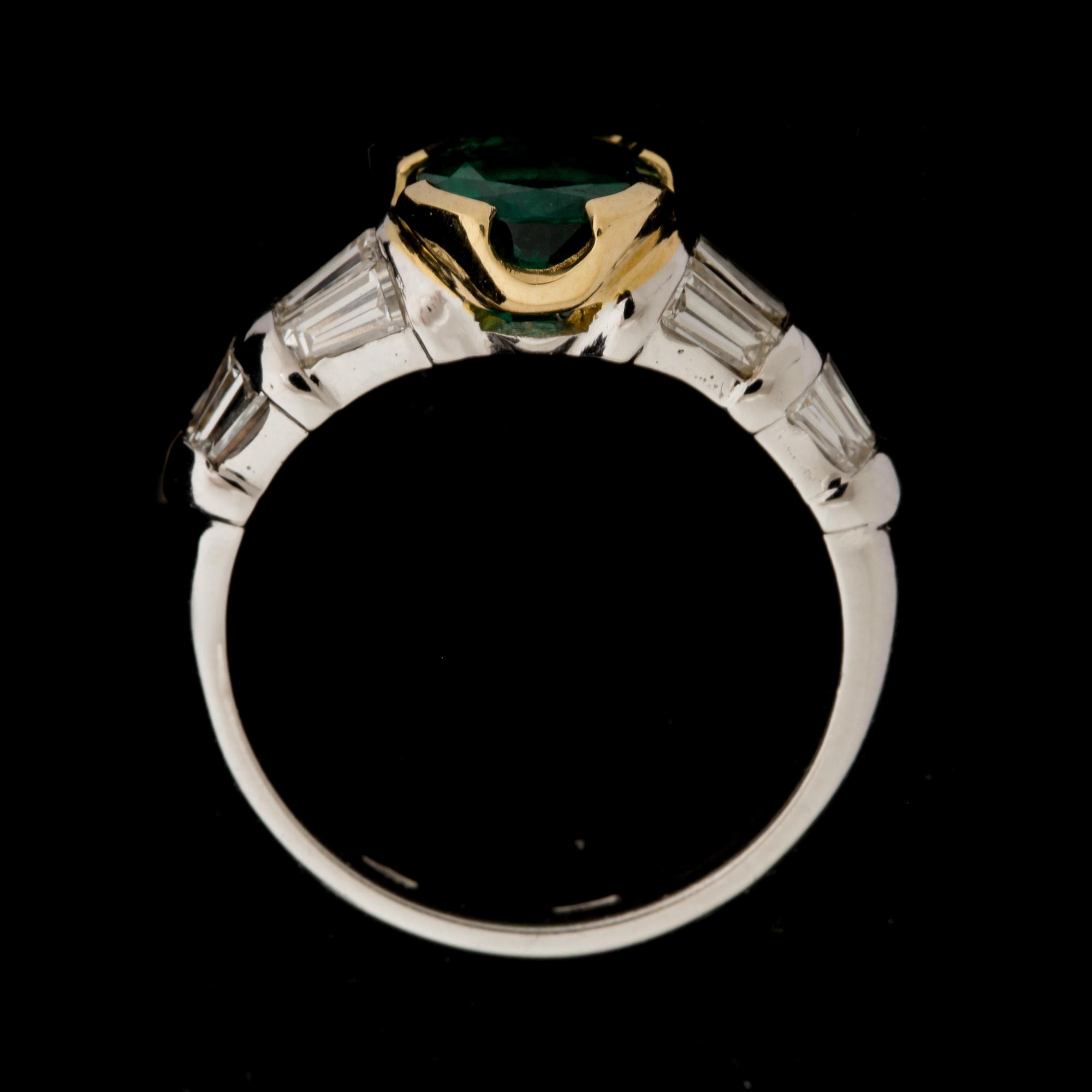 RING, 18 k guld samt vitguld med smaragd samt diamanter. Vikt ca 5 g.