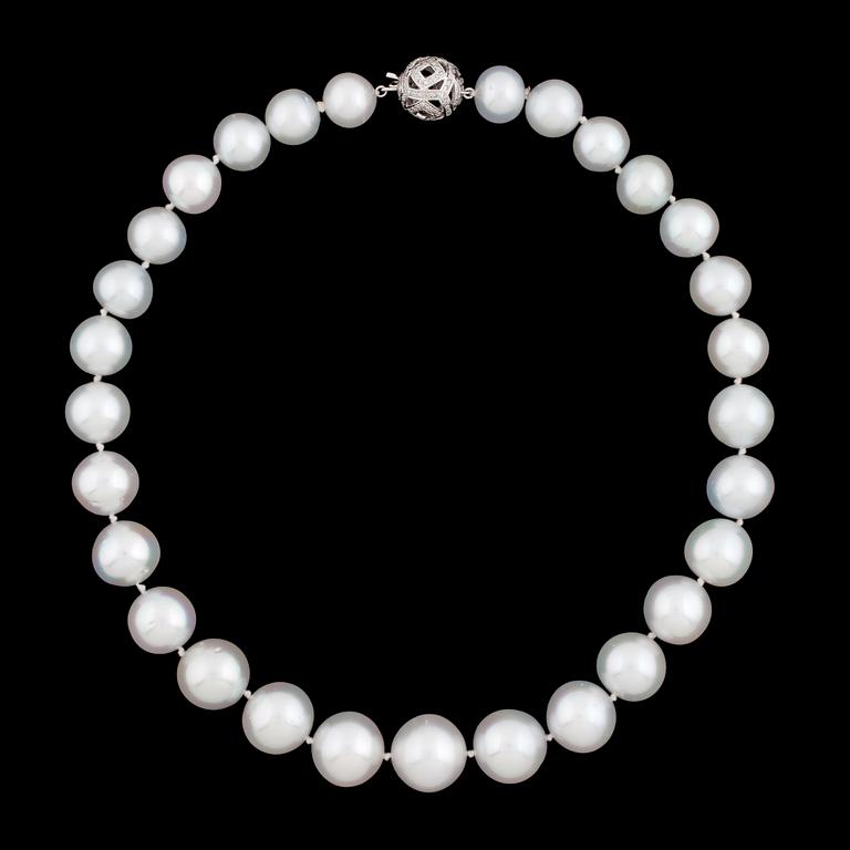 COLLIER, odlade South sea pärlor, ca 17,9-12,6 mm, lås med briljantslipade diamanter, tot. 0.88 ct.