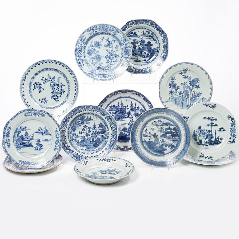 A group lot of 12 blue and white Chinese Export dishes, Qing dynasty, 18th century.