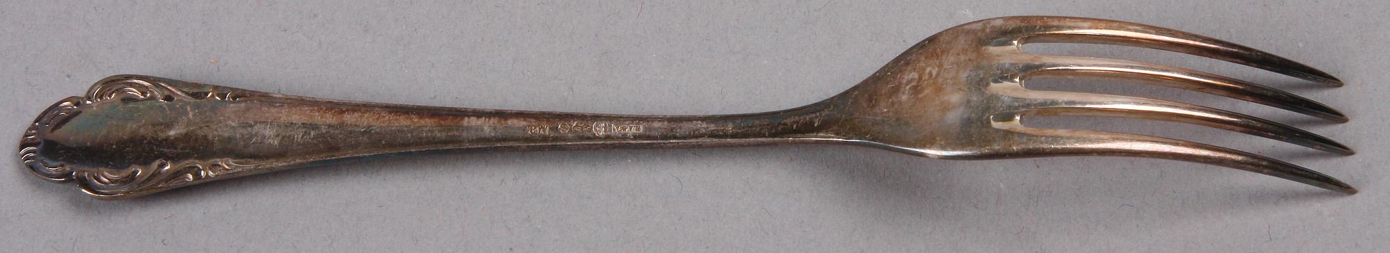 LJUSSTAKAR SAMT DIVERSE BESTICK, silver, bla CG Hallberg, Stockholm 1943.