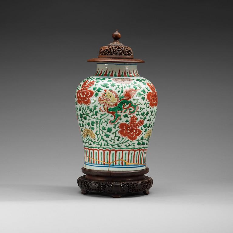 A Transitional wucai jar, 17th Century.