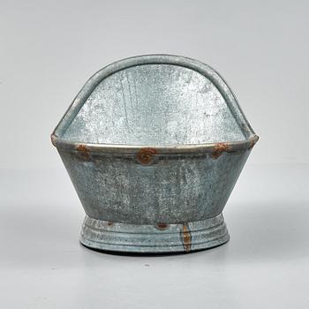 A zinc tub.