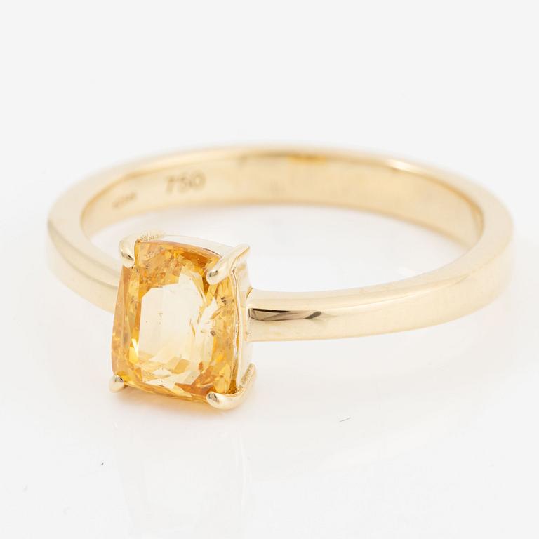 Ring, 18K gold with yellow sapphire.