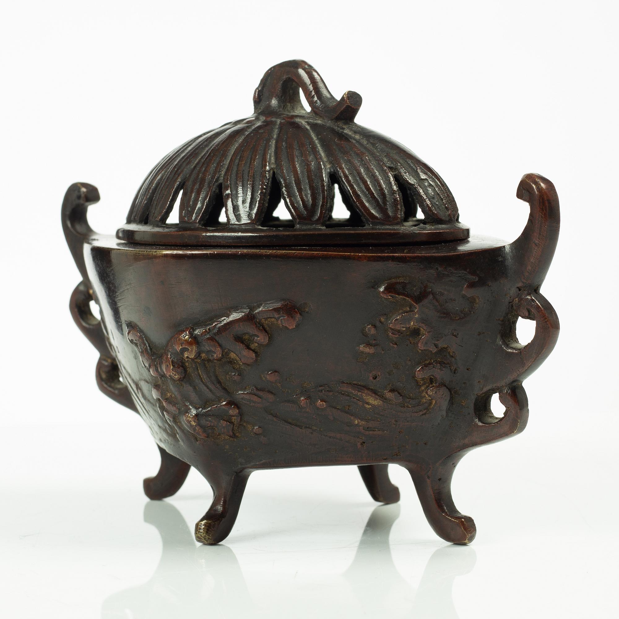 A Japanese bronze censer, Meiji (1868-1912).