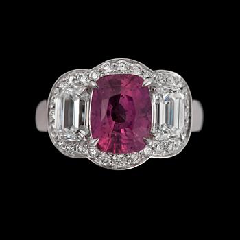 1058. RING, obehandlad rubin 3.38 ct, briljant- och smaragdslipade diamanter tot ca 2 ct.