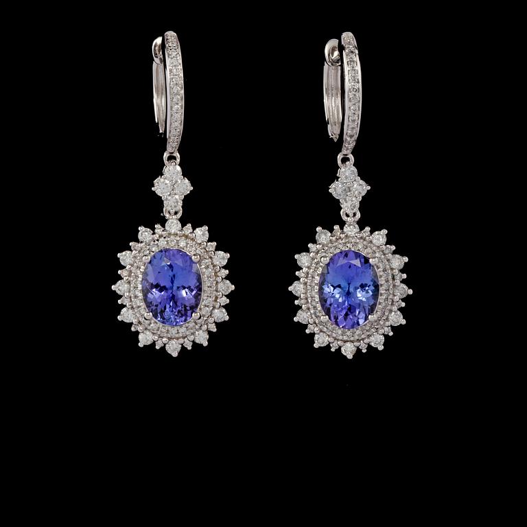 ÖRHÄNGEN, 18k vitguld med briljantslipade diamanter 1.25 ct samt fasettslipade tanzaniter, 3.60 ct. Vikt 8 g.
