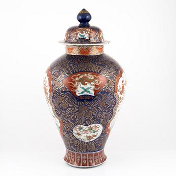 A Japanese imari porcelain urn with cover, 20th century.