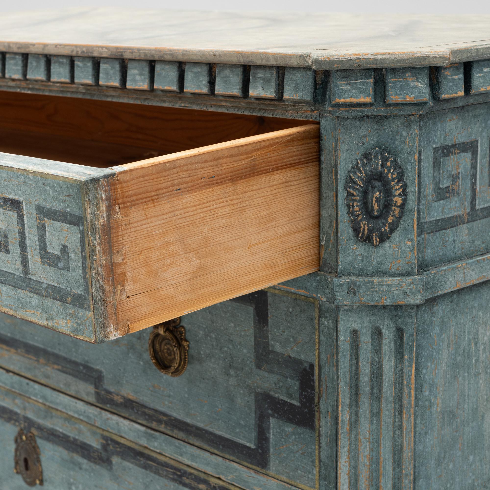 Chest of drawers, Gustavian style, first half of the 20th century.