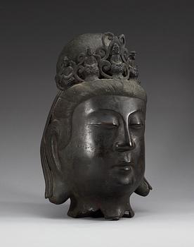 A large bronze head of Guanyin, Ming dynasty (1368-1644).