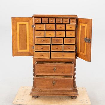 skåp barockstil 1800-tal.