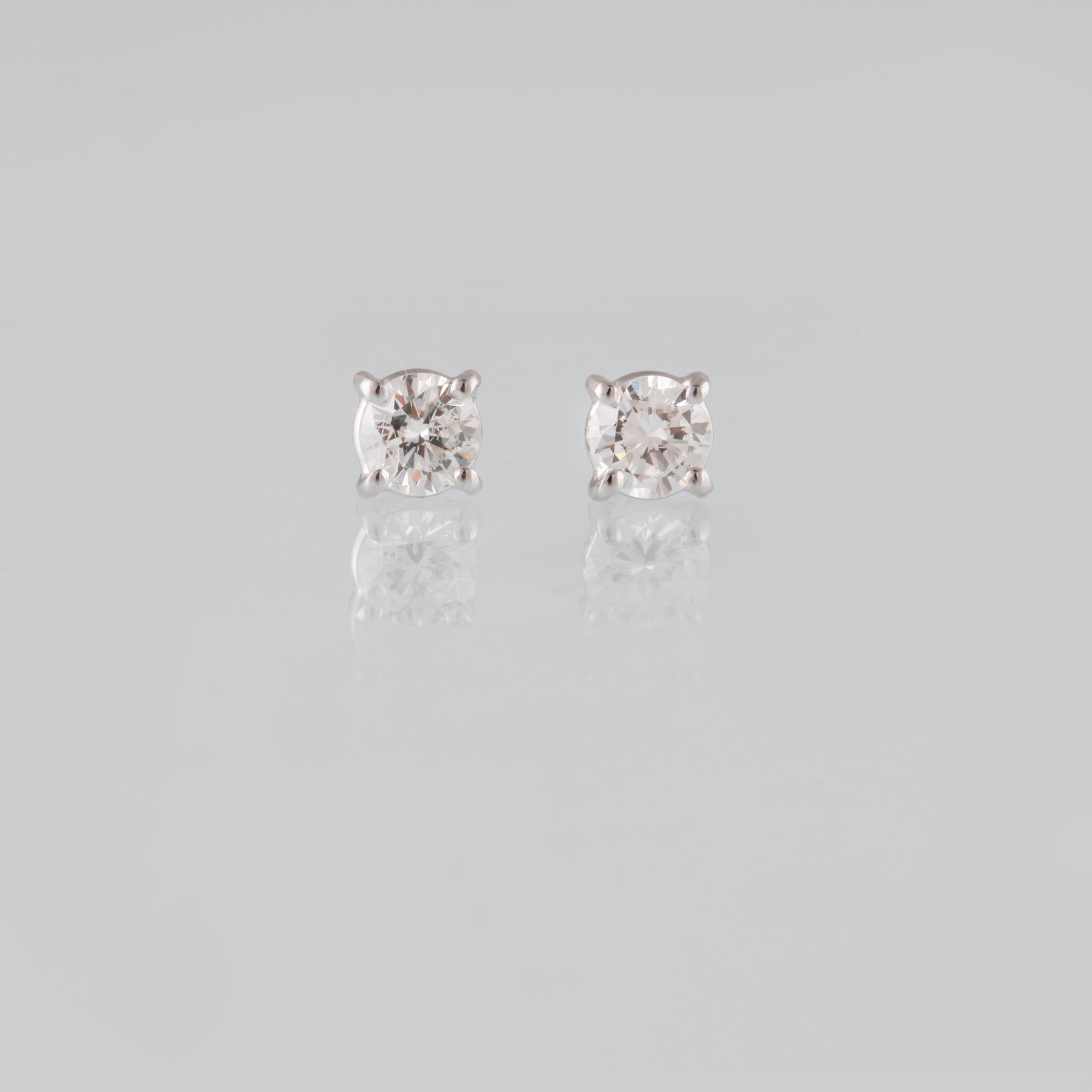 ÖRHÄNGEN, 18K vitguld med briljantslipade diamanter ca 0.67 ct. Vikt 1,6 gram.