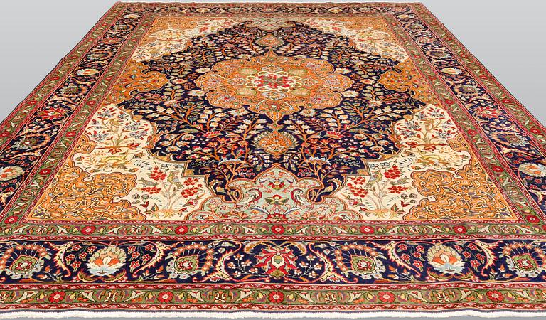 A pictoral Tabriz carpet, ca 403 x 282 cm.