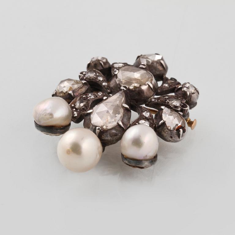 BROSCH, 18K guld samt silver med rosenslipade diamanter samt 3 odlade pärlor. Vikt 11,5 gram.