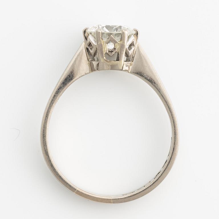 Ring in 18K white gold set with a round brilliant-cut diamond. 1970s.