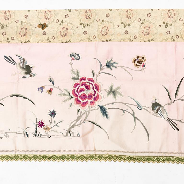 Sidenbroderier, fyra stycken, Kina, 1900-tal.