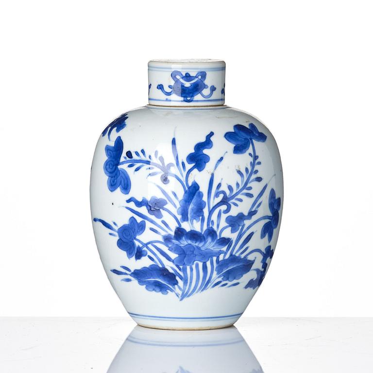 A blue and white tea caddy with cover, Qing dynasty, Kangxi (1662-1722).