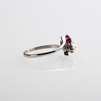 RING, 18 k vitguld med diamant ca 0.50 ct samt rubin ca 0.55ct. Lundström Göran, Piteå, 1939. Vikt ca 3,6 g.