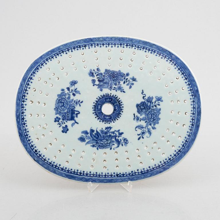A porcelain dish strainer, Qing dynasty, Qianlong (1736-95).