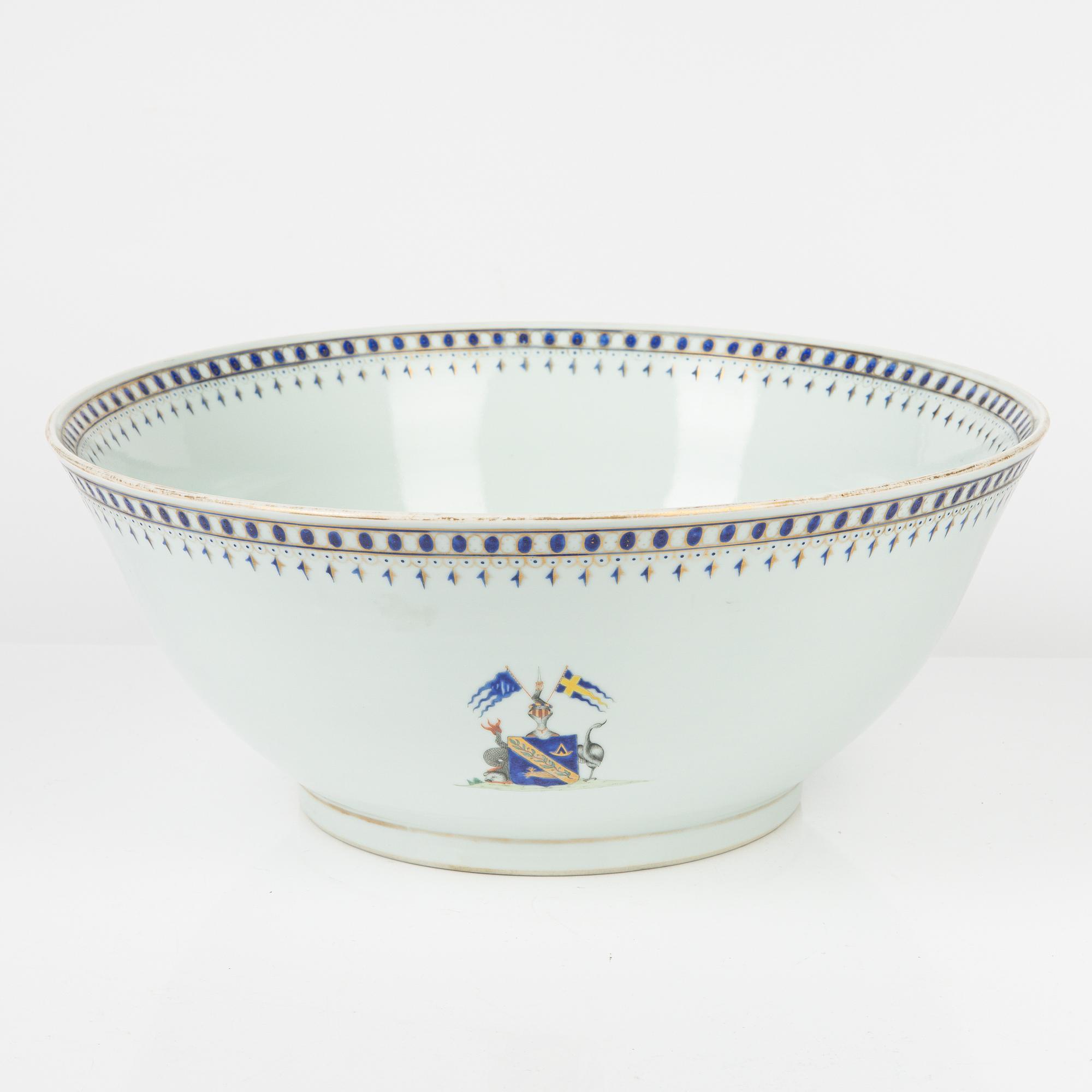 A Chinese armorial punch bowl with the Swedish arms of Wirsén, circa 1900.