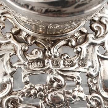 FLAKONGER, 2 st, silver och glas, H. Matthews, Birmingham, 1904 samt John & William Deakin, Chester, England 1898.