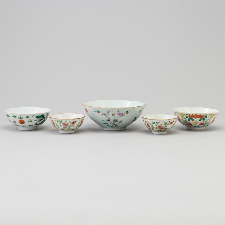 Five famille rose porcelain bowls, late 19th/early 20th century.