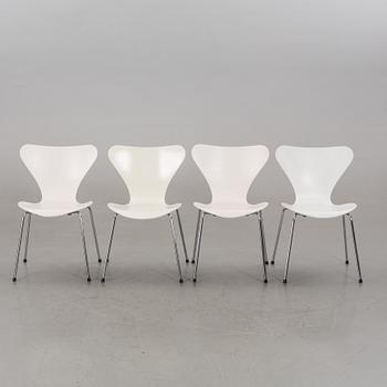 A SET OF 4 ARNE JACOBSEN "Series 7" chairs.