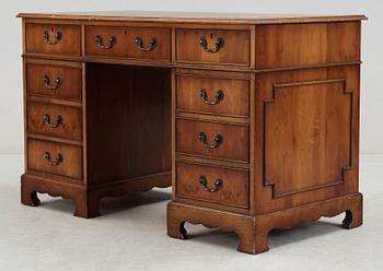 SKRIVBORD, engelsk stil, 1900-talets andra hälft.