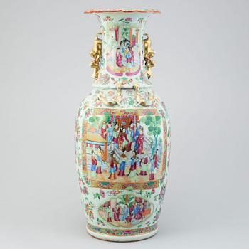 A large famille rose canton vase, Qing dynasty, late 19th century.