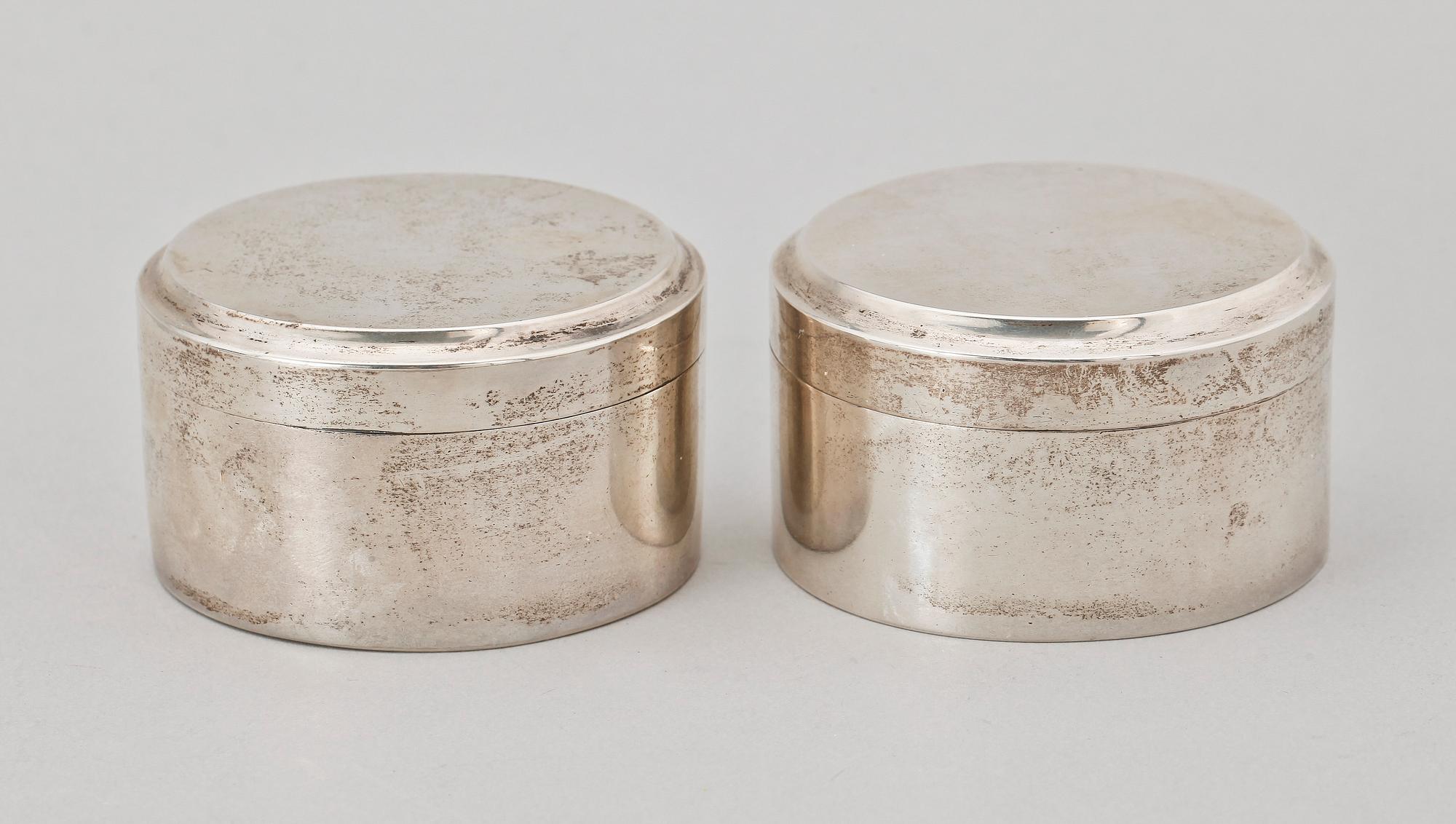 TOILETTEDOSOR, ett par, silver, Anders Lundqvist, Stockholm 1819. Totalvikt ca 190 gram.