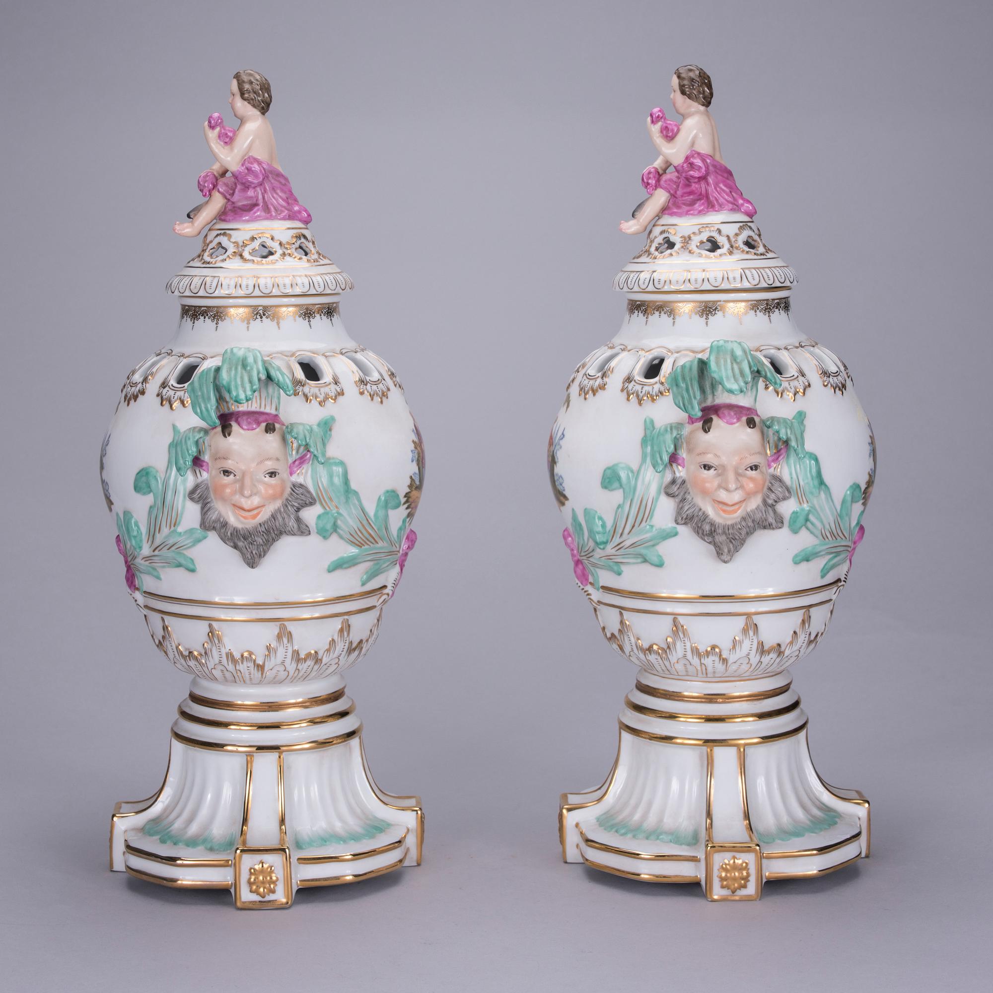 LOCKURNOR, ett par, porslin, Meissen-liknande märke, 1900-tal.