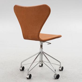 Arne Jacobsen, desk chair "The Seven", Fritz Hansen Denmark. 2005.