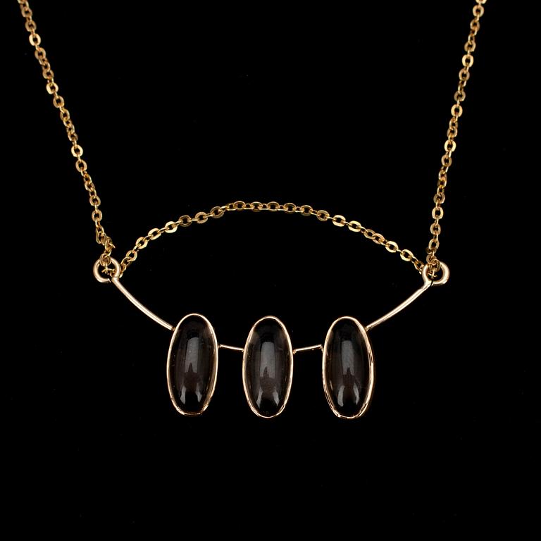 HALSSMYCKE, guld 14K, rökkvartser, Elis Kauppi, Kupittaan Kulta. 1900-talets senare hälft. Vikt 4,4 g.