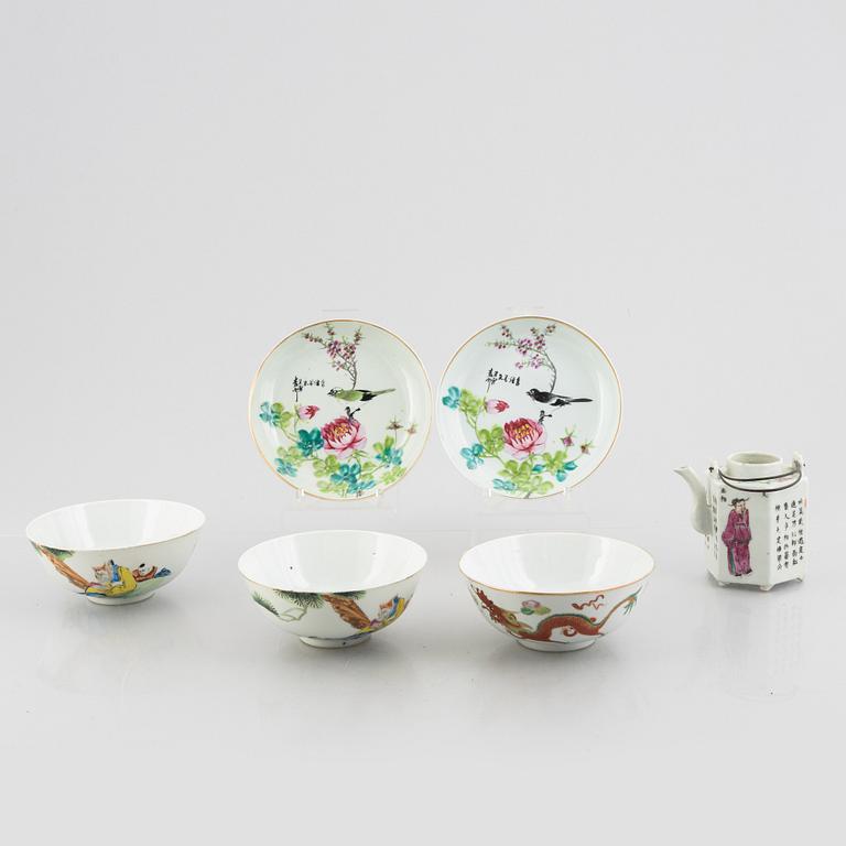 Six pieces of Chinese porcelain, first half and mid 20th century.